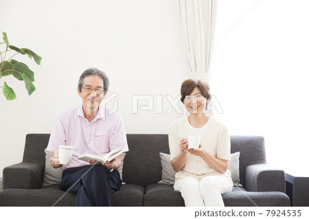 一對夫婦在起居室裡說話 一對夫婦在起居室裡說話 7924535