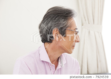 一對夫婦在起居室裡說話 7924539