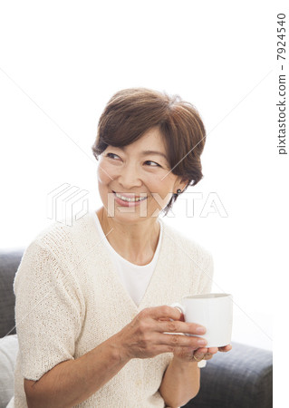 一對夫婦在起居室裡說話 一對夫婦在起居室裡說話 7924540