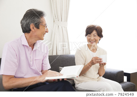 一對夫婦在起居室裡說話 一對夫婦在起居室裡說話 7924549