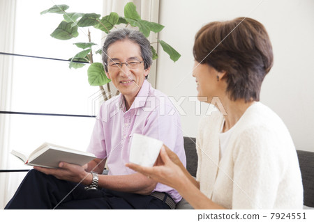 一對夫婦在起居室裡說話 一對夫婦在起居室裡說話 7924551