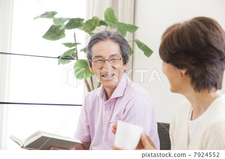 一對夫婦在起居室裡說話 一對夫婦在起居室裡說話 7924552