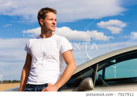 Man leaning on his car 7927912