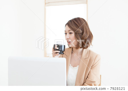 年輕的女士 年輕的女士 7928121