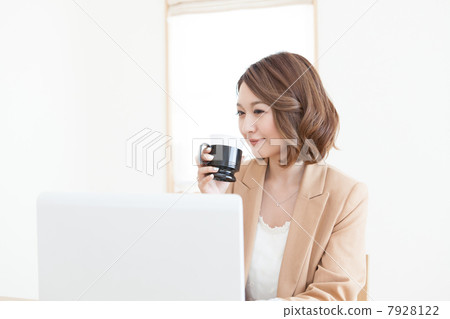 年輕的女士 年輕的女士 7928122