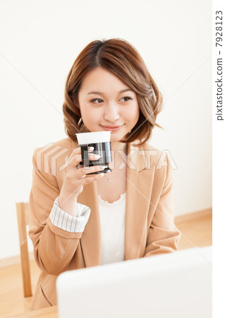 年輕的女士 年輕的女士 7928123