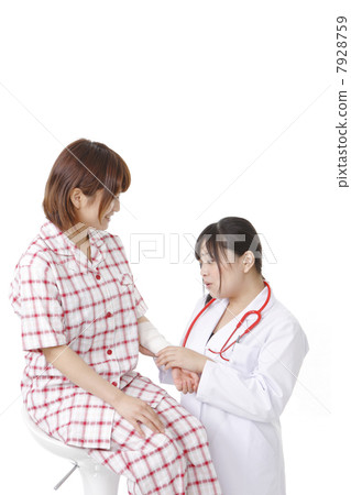Female physician and injured person 7928759