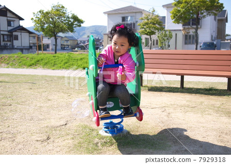 在公園裡的肥皂泡 7929318