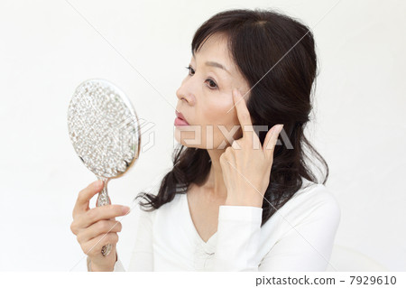 Women who care about facial wrinkles Women who care about facial wrinkles 7929610