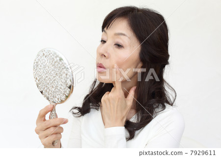 關心面部皺紋的女性 關心面部皺紋的女性 7929611