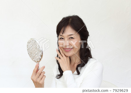 一個中年女人,化妝品變得美麗 一個中年女人,化妝品變得美麗 7929629