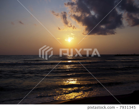 在海中的日落 7931345