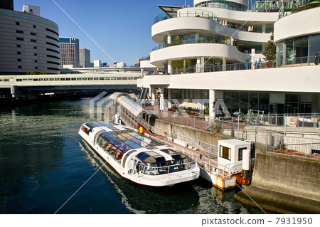 Yokohama east exit and a pleasure boat 7931950
