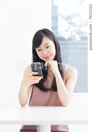 使用智能手機的女人 7932322
