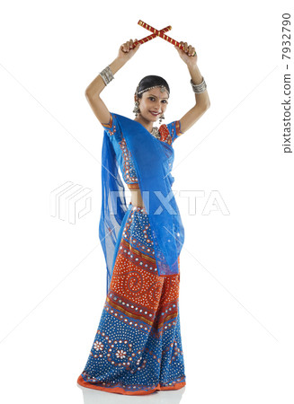 Gujarati woman performing dandiya 7932790