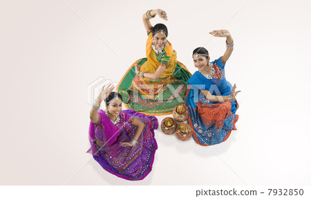 Gujarati women dancing 7932850