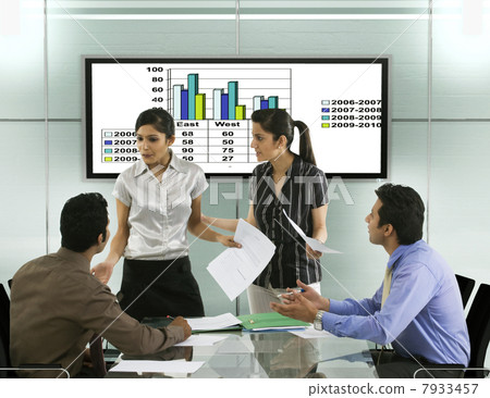 Businesspeople in a meeting 7933457