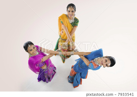 Gujarati women dancing 7933541