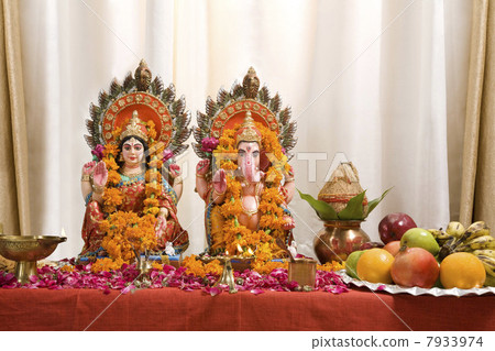 Ganesh and Lakshmi idols 7933974