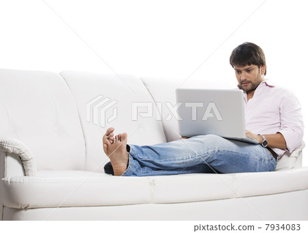 Man working on a laptop 7934083