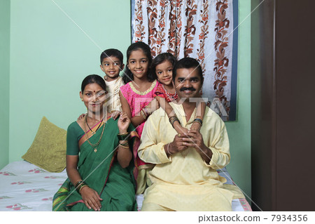 Portrait of a Maharashtrian family 7934356