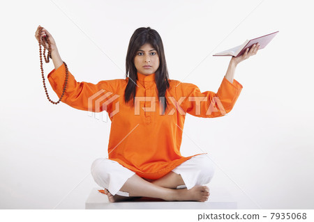 Woman praying 7935068