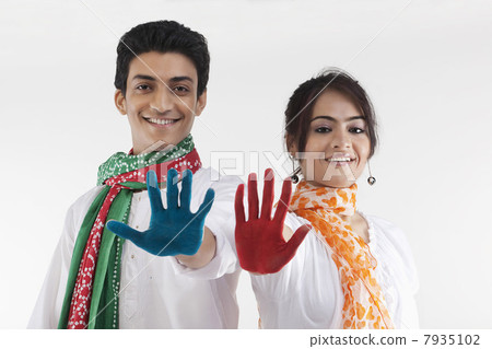 Young couple with coloured palms 7935102