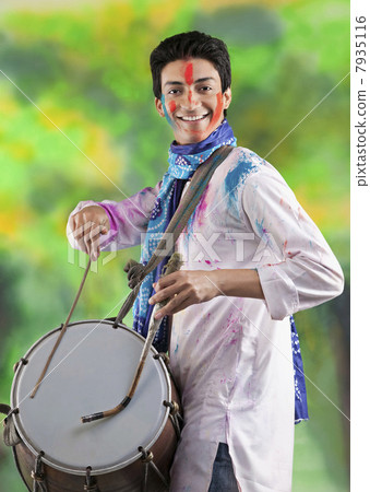 Man playing on a dhol 7935116