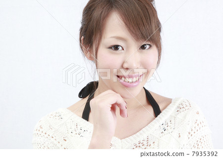 Smiling young woman portrait Smiling young woman portrait 7935392