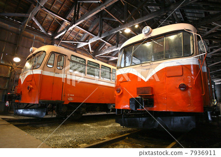 站立在車庫的鐵路公共汽車 7936911