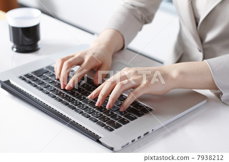 工作的婦女的手 7938212