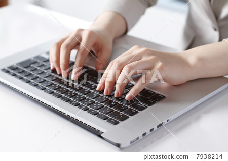 工作的婦女的手 7938214