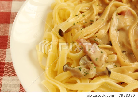 蘑菇和培根奶油意大利面 7938350