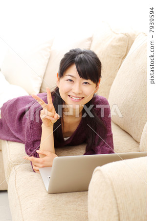 Girls using laptops 7939594