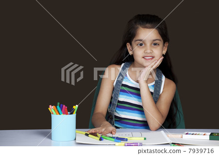 Portrait of smiling girl drawing 7939716