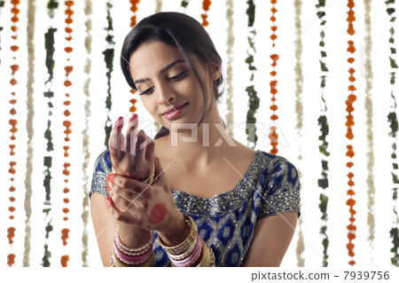 Indian bride wearing bangles 7939756