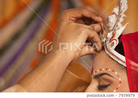 Bengali groom putting sindoor on brides forehead 7939979