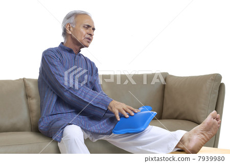 Senior man with knee pain 7939980