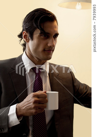 Young businessman having coffee 7939993