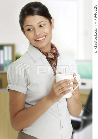 Young businesswoman taking a coffee break from her busy schedule 7940126