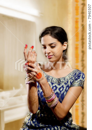 Indian bride wearing bangles Indian bride wearing bangles 7940307