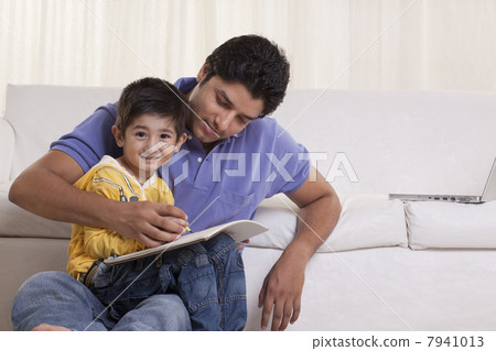 Father helping his son in drawing at home 7941013