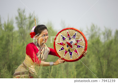Bihu dancer holding a jaapi 7941239