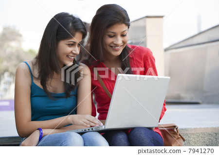 Beautiful college students using laptop 7941270