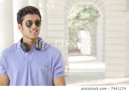 Young man wearing sunglasses looking away 7941274