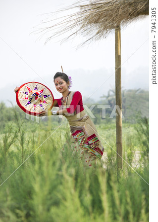 Bihu dancer holding a jaapi 7941305