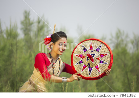 Bihu dancer holding a jaapi 7941392