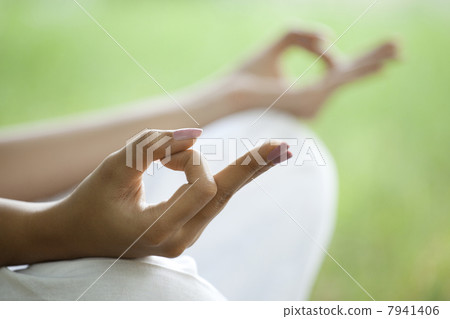 Close-up of young womans hand with yoga gesture called guyan mudra 7941406