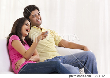 Smiling couple watching TV 7941640