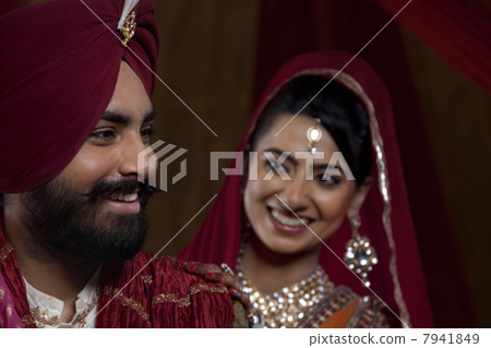 Close-up of smiling couple 7941849